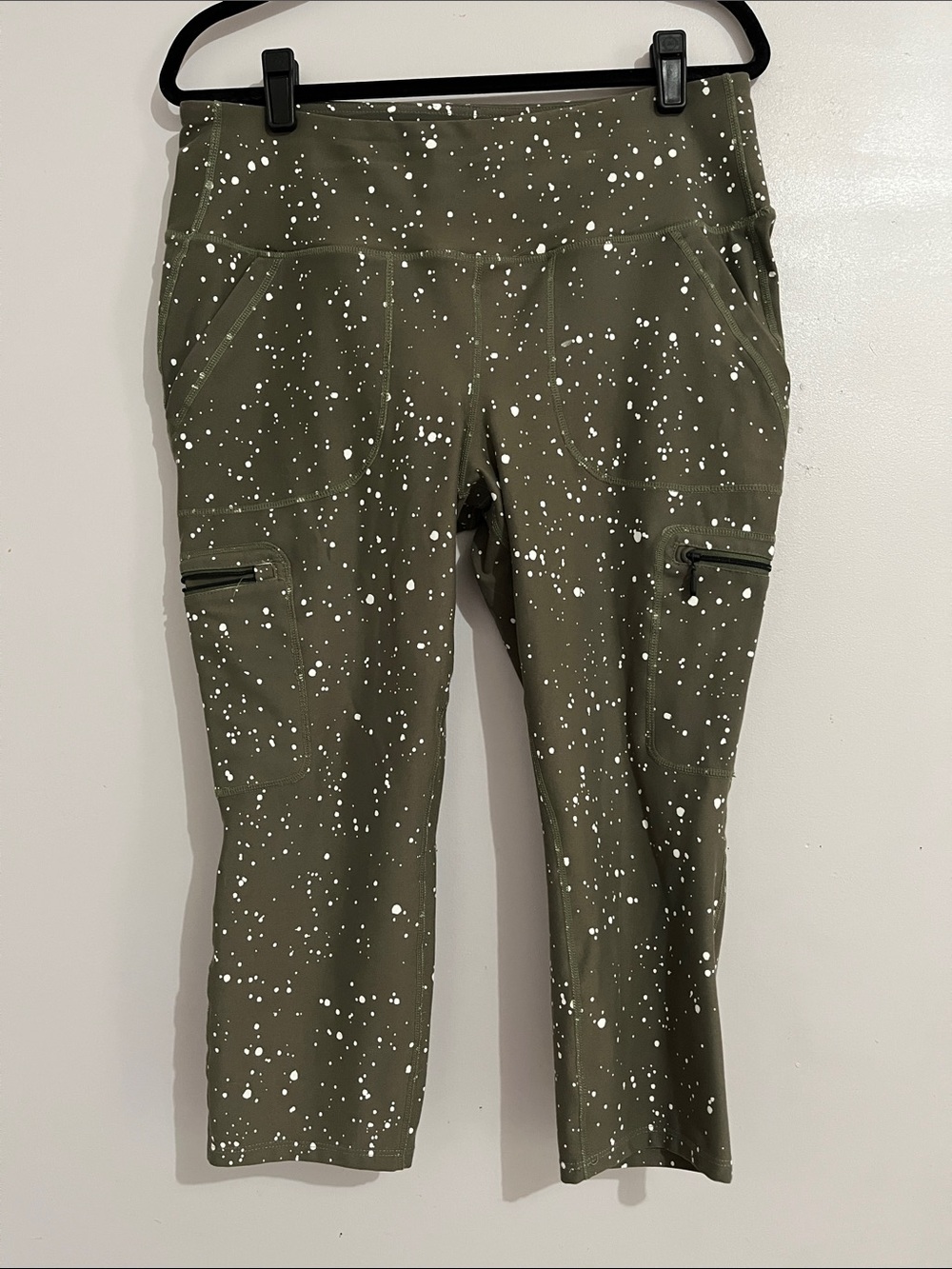 Torrid size 1 happy camper cropped Olive Green Paint-Splatter Active Capri Pants